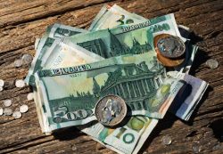 38% россиян всегда носят с собой наличные — причины и цифры