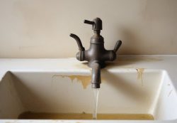 Жители Полесска почти две недели без воды: коммунальщики винят в этом частое открытие кранов