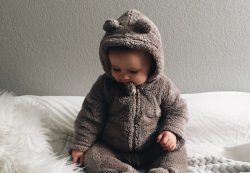 Как подобрать махровый халат для мальчика с капюшоном и без него